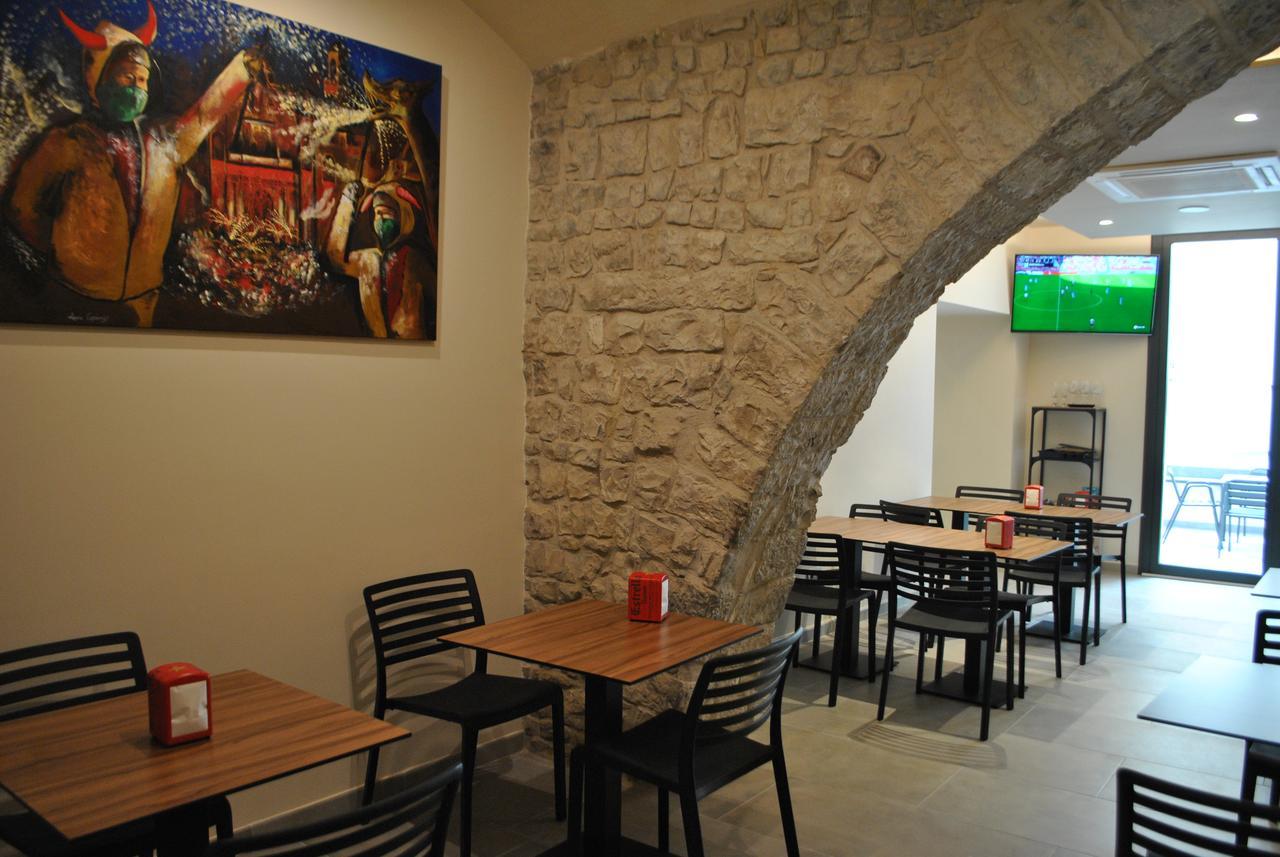 Hostal Universitat Cervera Kültér fotó